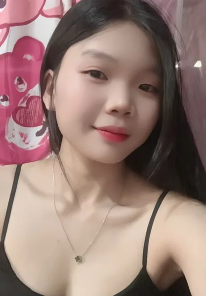 Mina from Vietnam, online on HanaCall