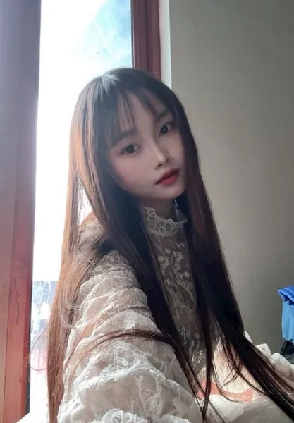 Luna from Vietnam, online on HanaCall